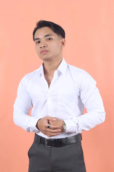 Junger Asiatischer Geschäftsmann Mit Weißem Hemd Steht Hoch Und Hält — Stockfoto