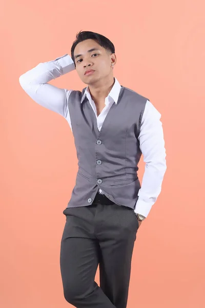 Ein Gutaussehender Und Lächelnder Junger Asiatischer Mann Einer Formellen Anzugweste — Stockfoto