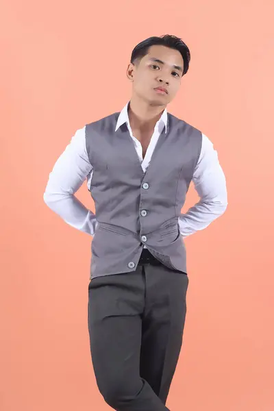 Bonito Sorridente Jovem Asiático Vestindo Colete Terno Formal Olhando Para — Fotografia de Stock