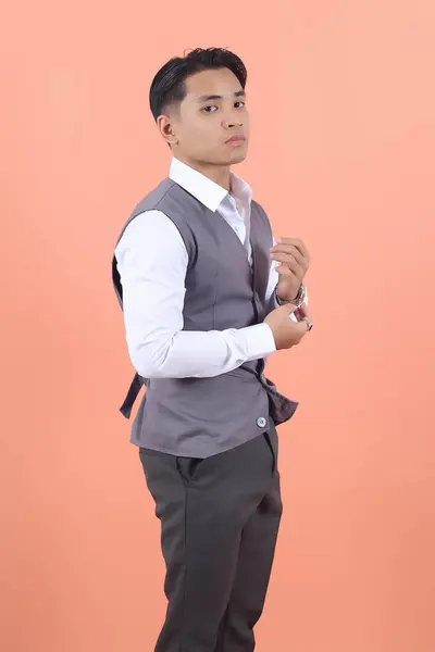 Όμορφος Νεαρός Ασιάτης Επιχειρηματίας Φορώντας Ένα Γιλέκο Κοστούμι Φαίνεται Από — Φωτογραφία Αρχείου