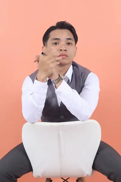 조끼를 아시아의 사업가 자신감과 뒤에서 의자에 카메라를 — 스톡 사진