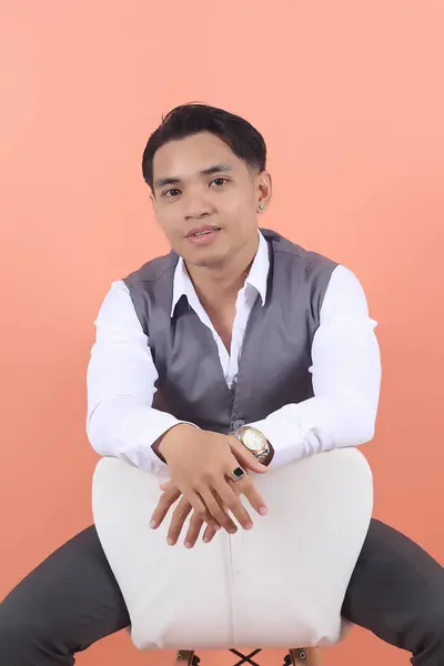 Junger Asiatischer Geschäftsmann Mit Anzugweste Starrt Selbstbewusst Die Kamera Die — Stockfoto