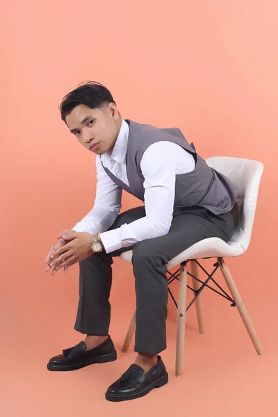 Junger Asiatischer Geschäftsmann Mit Anzugweste Starrt Die Kamera Wie Auf — Stockfoto