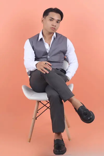 Ung Asiatisk Affärsman Kostym Väst Stirrar Kameran Sitter Vit Stol — Stockfoto