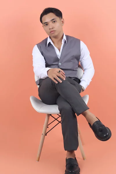 Joven Empresario Asiático Vistiendo Chaleco Traje Mira Cámara Sentado Una —  Fotos de Stock