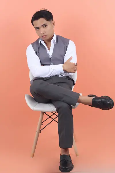 Jovem Empresário Asiático Vestindo Colete Terno Olha Para Câmera Sentada — Fotografia de Stock