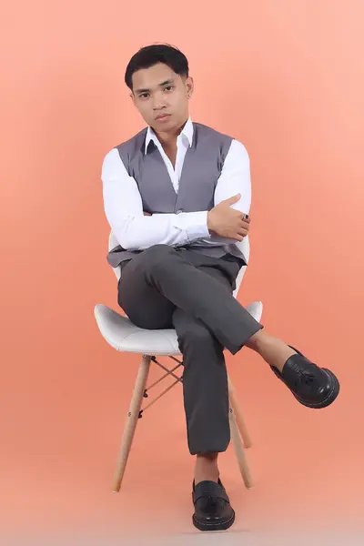 Junger Asiatischer Geschäftsmann Mit Anzugweste Starrt Selbstbewusst Auf Einem Weißen — Stockfoto