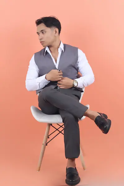 아시아의 사업가 조끼를 카메라에 다리와 의자에 자신감을 — 스톡 사진