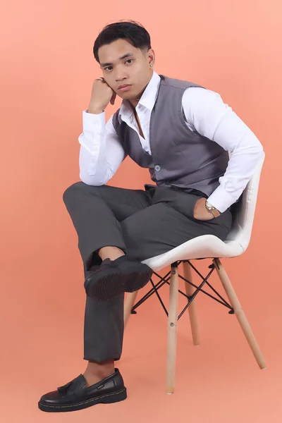Młody Azjatycki Biznesmen Garniturze Kamizelka Gapi Się Aparat Siedzi Białym — Zdjęcie stockowe
