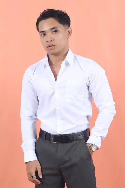 Młody Azjatycki Biznesmen Białej Koszuli Stoi Prosto Jedną Ręką Kieszeni — Zdjęcie stockowe