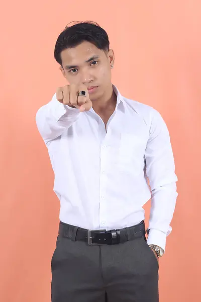 Młody Azjatycki Biznesmen Białej Koszuli Stojący Prosto Pięściami Zaciśniętymi Przed — Zdjęcie stockowe
