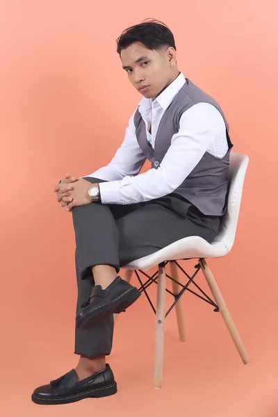 Jovem Empresário Asiático Vestindo Colete Terno Olha Para Câmera Sentada — Fotografia de Stock