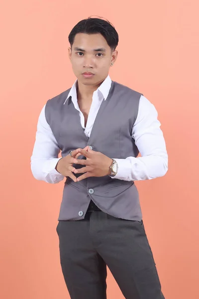 Ung Asiatisk Affärsman Stirrar Kameran Stående Med Båda Händerna Hittade — Stockfoto