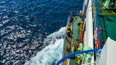 Gökten görünen köpük tekne dalgaları engin mavi deniz ile