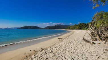 Jelanga plajı, beyaz kum ve mavi gökyüzü, Jelanga Sumbawa Endonezya