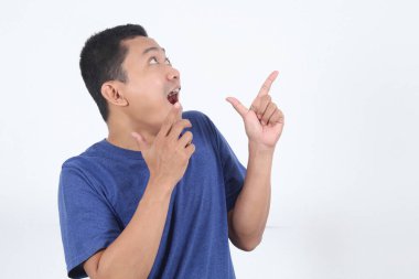 Asyalı adamın şok olmuş yüzü boş bir içerik sunumunu işaret ediyor. Reklam modeli konsepti.