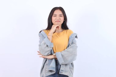 20 'li yaşlarda Asya kökenli, üzgün, düşünceli, çenesi tutulan ve hayal kırıklığına uğramış ağlayan beyaz arka planlı genç bir kadın rahatsız oldu. Halk yaşam tarzı konsepti