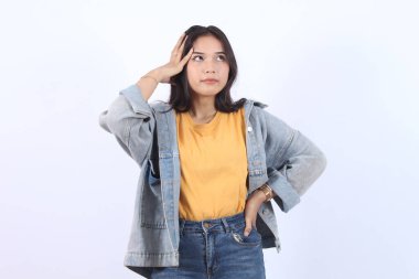 Şaşırmış genç Asyalı kadın ve şok olmuş beyaz arka planda izole edilmiş endişeli.