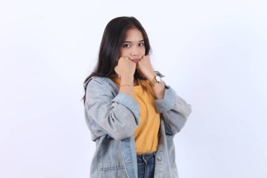 20 'li yaşlarda Asya kökenli, üzgün, düşünceli, çenesi tutulan ve hayal kırıklığına uğramış ağlayan beyaz arka planlı genç bir kadın rahatsız oldu. Halk yaşam tarzı konsepti