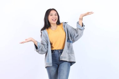 Heyecanlı genç Asyalı kadın mavi ceketli, sarı tişörtlü, ellerini kaldırmış, beş parmağı açık, başarıyı kutlayan, beyazlar içinde izole hayatın tadını çıkaran. 