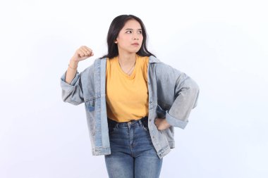 20 'li yaşlarda Asya kökenli kızgın ve üzgün bir Asyalı kadın. Vurmak için elini kaldır. İnsanların yaşam tarzı kavramı