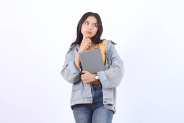 Dijital tablet kullanan zeki, güzel, genç Asyalı bir kadın izole edilmiş beyaz stüdyo arka planında ödülü güvenle kazanıyor.