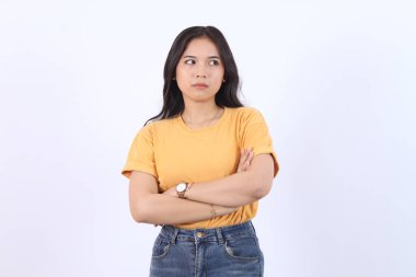 20 'li yaşlarda Asya kökenli, üzgün, düşünceli bir kadın. Çenesi tutulmuş ve hayal kırıklığına uğramış, beyaz bir geçmişi var. Halk yaşam tarzı konsepti