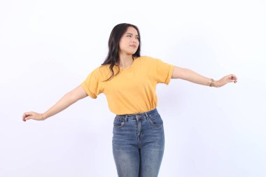 Sarı tişörtlü, rahat nefes alan genç Asyalı mutlu kadın bir ara veriyor. Sakin bir sabah konsepti sergiliyor.