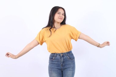 Sarı tişörtlü, rahat nefes alan genç Asyalı mutlu kadın bir ara veriyor. Sakin bir sabah konsepti sergiliyor.