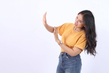 Kes şunu! Endişeli Asyalı kadın reddetme işareti gösteriyor, hayır diyor, farkındalığı arttırıyor, beyaz arka planda duruyor.