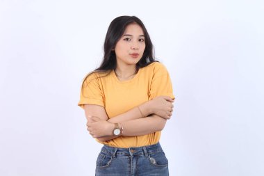 Asyalı kız kendini rahatsız hissediyor açık yeşil tişört, sarılmak, titremek, soğuk hissetmek, dondurucu rüzgar, somurtkan rahatsızlık, beyaz arka plan durmak