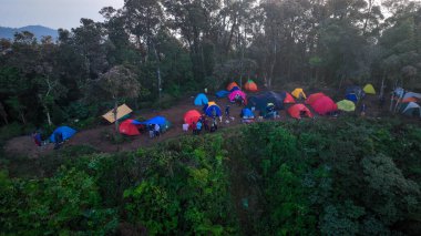 Dağ Kencana Tepesi, çeşitli dağcı çadırları Bogor, WestJava Endonezya.