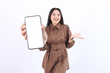 Kahverengi giyinmiş, gülümseyen Asyalı güzel bir kadın.