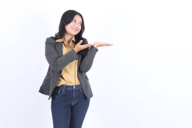 Güzel Asyalı iş kadını beyaz arka planda izole edilmiş ürünü sunuyor..