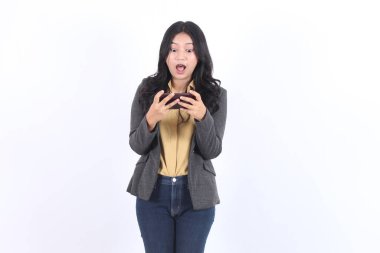 Asyalı iş kadını beyaz arka planda gri ceket ve sarı gömlek giyerek akıllı telefon kullanıyor..