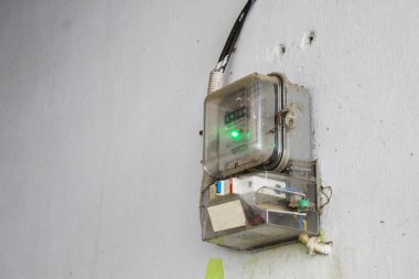 Elektrik Ölçer Tüketimi İçerideki Duvarda Güvenli Olarak Ölçüyor