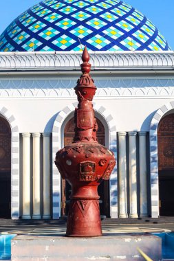 Cami Mimarisi Araştırması: Renkli Kubbe, Süslü Detaylar ve Sütunlar Karmaşık Tasarımlar ve Dekoratif Elementlerle Güzelce Birleştiriliyor.