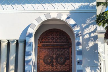 Geleneksel Mimarinin Keşfi: Dekoratif Elementlerle Süslemeli Kapı, Kemer ve Sütunlar