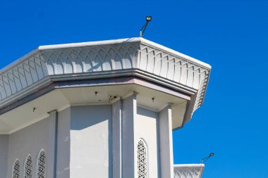 Zarif Bina Mimarisi Canlı Mavi Gökyüzüne Karşı Detayları ve Tasarımı Gösteriyor.