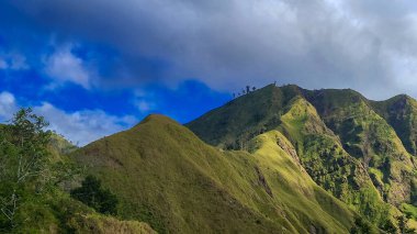 Yeşil Dağlar Mavi Gök 'e Görkemli Bulutların Altında uzanır