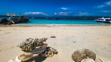 Tropikal Plaj, Mercan Kayalıkları ile Beyaz Kumda Nazikçe Teknelerle Karşılaşıyor