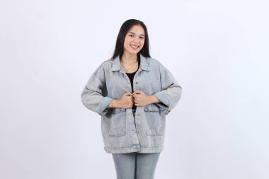 Kadın, Gülümseyen, Moda ve Moda Gösterisiyle Denim Jacket Düğmeleri Tutuyor