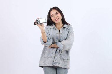 Beyaz Arkaplanda Kamerası, Gülümsemesi ve Filmleri Tutan Kadın: Videoları Kaydetmek İçin Bir Kılavuz