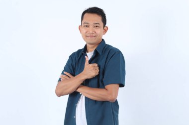 Yetişkin Yakışıklı Asyalı Adam Mavi tişört Giyiyor: Anlaşma, Onay, Olumlu Geri bildirim ve Hevesle Destekleme