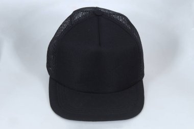 Siyah kamyoncu şapkasının önü. Arkası örgülü, bembeyaz. Markalaşma, giysi modellemesi ya da reklam tasarımı için mükemmel. Temiz, minimal ve ticari kullanım için ideal.