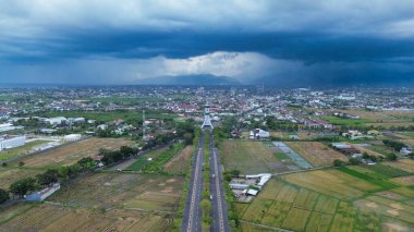Monumen Mataram Metro ya da Tugu Mataram kentinin hava görüntüsü. Mataram Endonezya şehrinin en yeni ikonu. Lombok, Endonezya, 31 Mayıs 2025