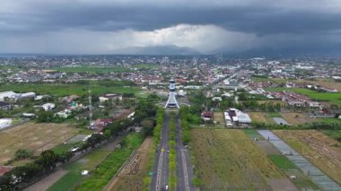 Monumen Mataram Metro ya da Tugu Mataram kentinin hava görüntüsü. Mataram Endonezya şehrinin en yeni ikonu. Lombok, Endonezya, 31 Mayıs 2025