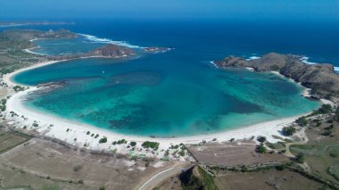 Lombok, Endonezya 'daki Tanjung Aan plajının çarpıcı insansız hava aracı görüntüleri. Mükemmel bir yaz tatili, seyahat ya da tatil geçmişi için güzel bir deniz manzarası.