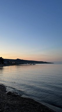 Denizin üzerinde güzel bir gün batımı