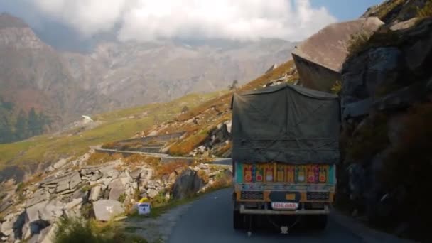Indischer Lkw Auf Himalaya Straßen — Stockvideo